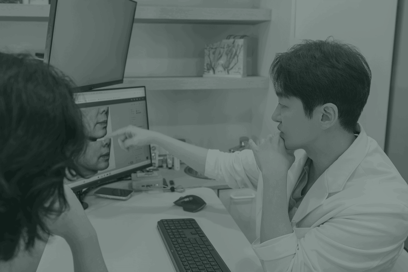 미라젠의원 대표원장 한덕규의 상담하는 모습