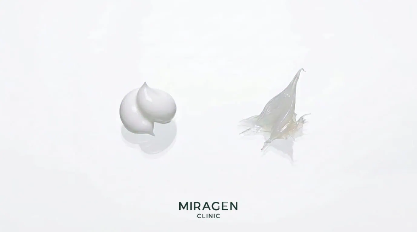 유리 위에 엘리델 크림(불투명 흰색)과 프로토픽 연고(반투명 젤리상)를 나란히 짜서 텍스처와 점도 차이를 클로즈업으로 비교한 사진 — 제형 선택 시 참고