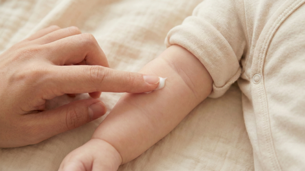 아기 팔에 보습제를 테스트하는 법