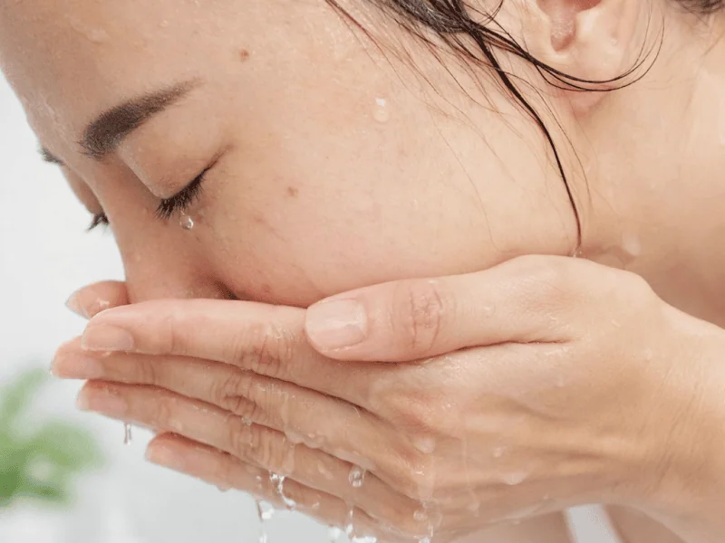 아토피 두 번째 방문 시 안내하는 올바른 세안 방법으로 양손에 물을 담아 얼굴을 부드럽게 헹구는 모습을 통해 피부 자극을 최소화하는 생활 습관 개선 방법을 보여줍니다