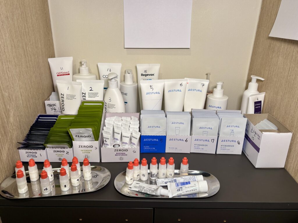 미라젠의원 진료실에 번호별로 체계적으로 정리된 18종 보습제 샘플로, 지루성피부염 환자의 첩포 검사 후 개인별 피부에 맞는 MD 크림을 선별하기 위한 적합성 검사용 스테이션