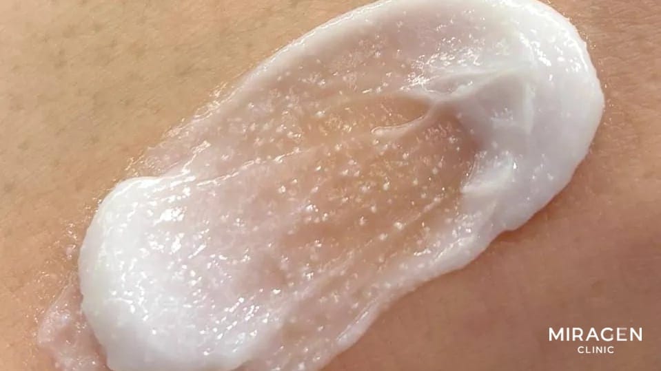 AESTURA Atobarrier 乳霜 MD 的质地照片，可见神经酰胺胶囊颗粒
