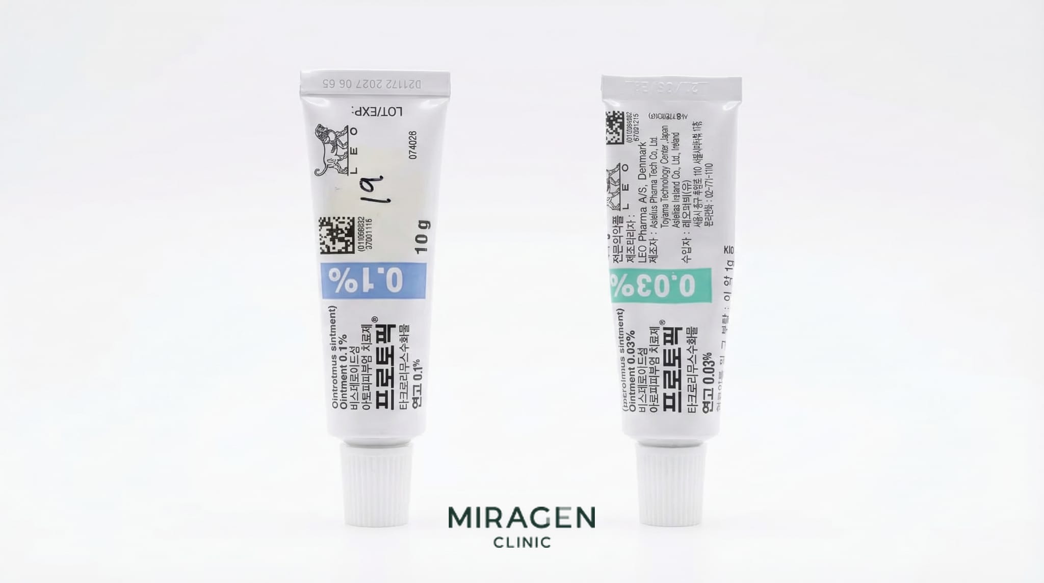 프로토픽 얼굴에 사용 시 선택 가능한 0.1%와 0.03% 두 가지 농도 제품을 나란히 비교한 사진. 파란 띠가 0.1%, 초록 띠가 0.03%.