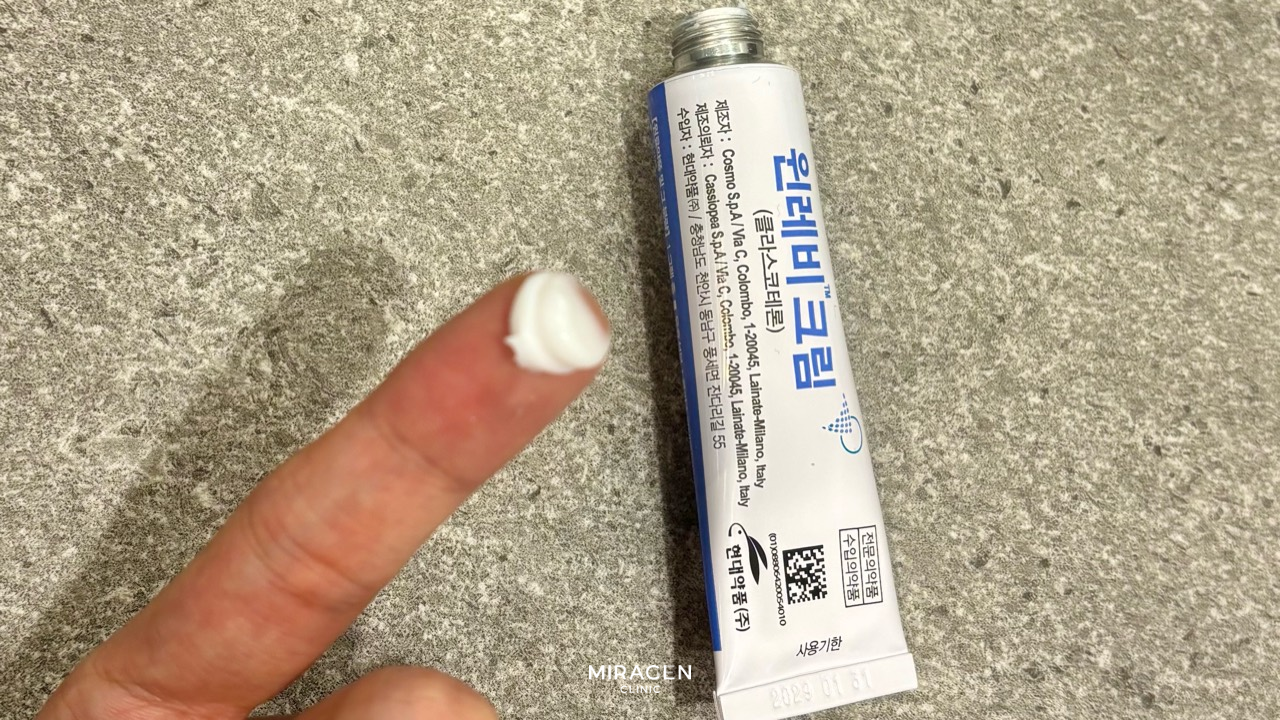 윈레비 크림 후기 · 대표 이미지 윈레비 크림 후기: 손끝에 덜어낸 크림의 양과 제품 튜브