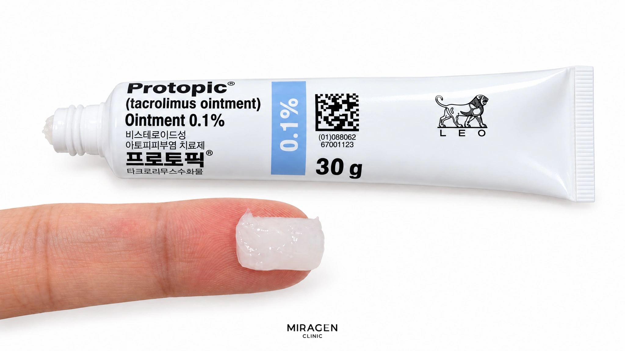 프로토픽 연고 30g 튜브 앞에서 검지 끝마디 위에 짜 놓은 연고